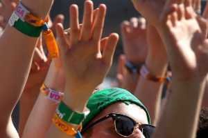 Estudos revelam que pulseiras de festivais são perigosas-revista-backstages