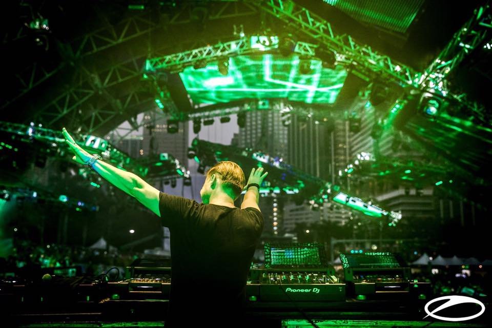 Ferry_Corsten_laroc_junho_revista_backstages